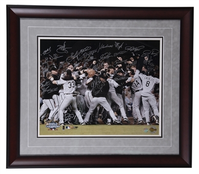2005 Chicago White Sox Team Signed Celebration 16x20 Framed Photo (Shwartz)